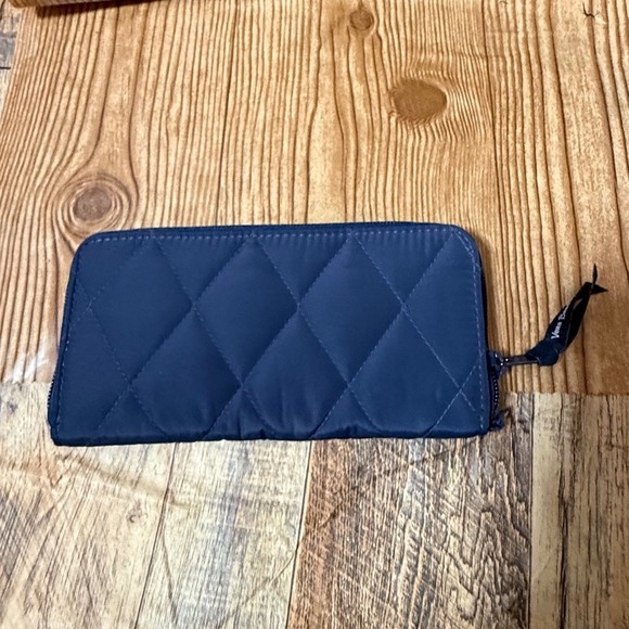 Vera Bradley Quilted Zip Around Wallet Navy Floral‎ Interior - Picture 3 of 5